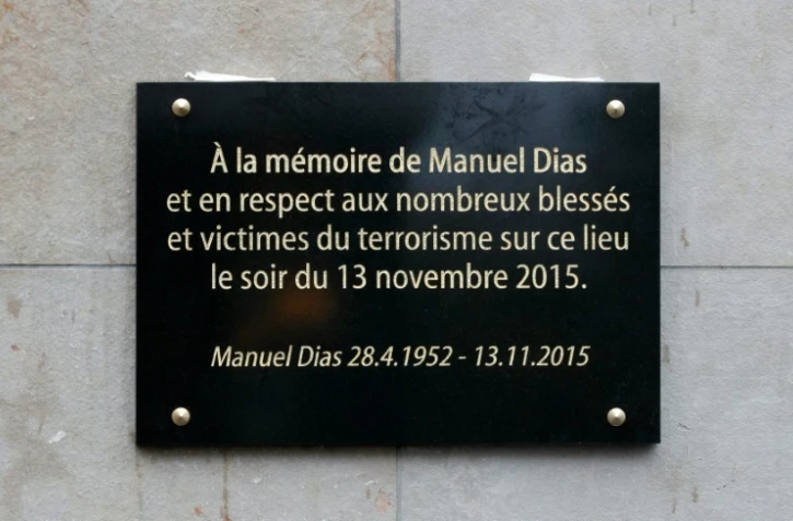 La plaque en mémoire de Manuel Dias première victime des jihadistes,  dévoilée le 13 novembre 2016 au Stade de France à Saint-Denis 