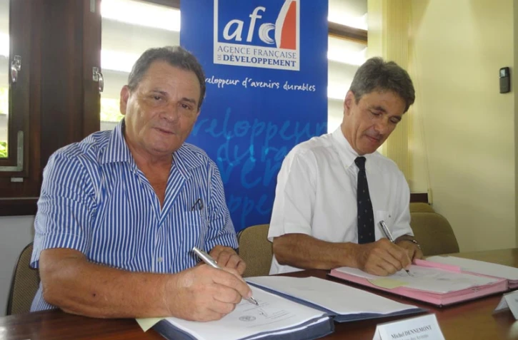 Mercredi 1er février 2012 - Signature de convention entre l'AFD et la ville des Avirons