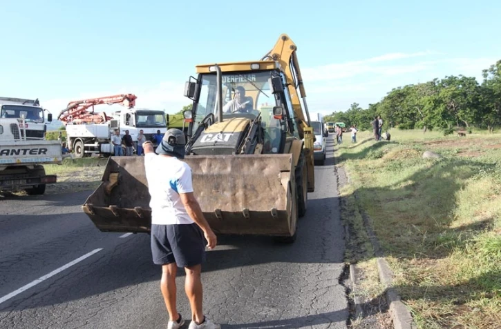 Le Port - Lundi 6 février 2012 - Rassemblement des professionnels de la route et des usagers pour protester contre la hausse du prix des carburants