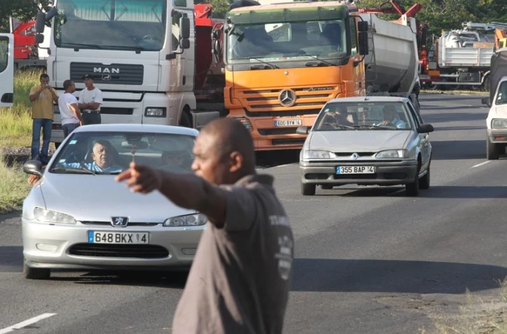 Le Port - Lundi 6 février 2012 - Rassemblement des professionnels de la route et des usagers pour protester contre la hausse du prix des carburants