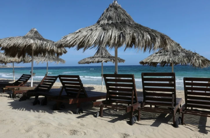 Des chaises longues sur une plage fermée à Ayia Napa, une station balnéaire dans le sud-est de Chypre, le 4 mai 2020