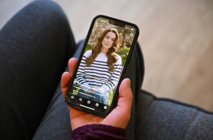Une personne regarde un enregistrement de la princesse de Galles Catherine annonçant qu'elle est atteinte d'un cancer, le 22 mars 2024 à Marsden, dans le nord de l'Angleterre