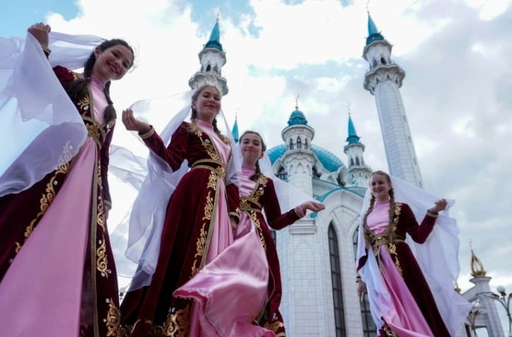 Des reines de beauté russes, posent en tenues caucasiennes à Kazan, l'une des villes accueillant le Mondial, le 15 juin 2018 