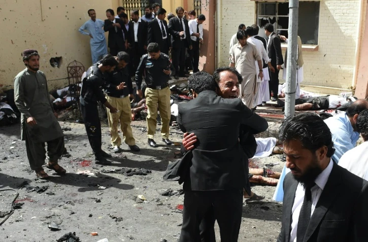 Des avocats pakistanais sur les lieux d'un attentat à Quetta, dans le sud-ouest du Pakistan, le 8 août 2016