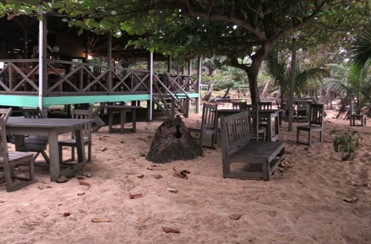 Terrasse et tables d'une maison d'hôtes à Porto Alegre au sud de l'île de Sao Tomé et Principe