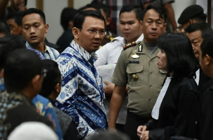 Le gouverneur de Jakarta Basuki Tjahaja Purnama parle à ses avocats après avoir été condamné à deux ans de prison pour blasphème envers l'islam à Jakarta le 9 mai 2017