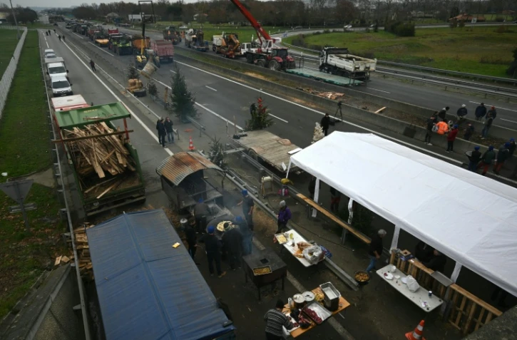 Barrage des agriculteurs sur l'autoroute A64 à Carbonne, en Haute-Garonne, le 19 décembre 2025