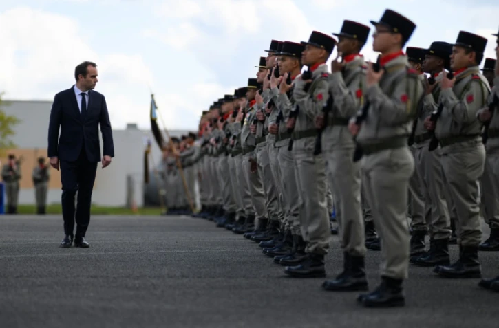 Le ministre français des Armées, Sébastien Lecornu, inspecte les troupes lors d'une visite au 1er régiment d'artillerie à Bourogne, en France, le 20 avril 2023.