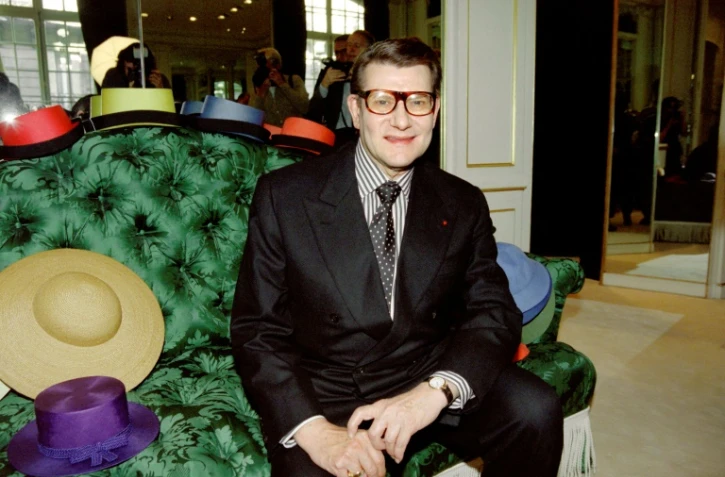 Yves Saint Laurent pose avant la présentation de sa collection de prêt-à-porter printemps/été 97, le 1er octobre 1996 à Paris.