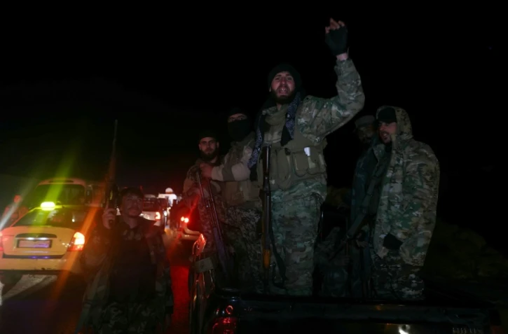 Des membres des forces de sécurité syriennes s'apprêtent à quitter Al Mastumah, dans la province d'Idleb, le 6 mars 2025, pour aller renforcer les forces gouvernementales dans la région de Lattaquié