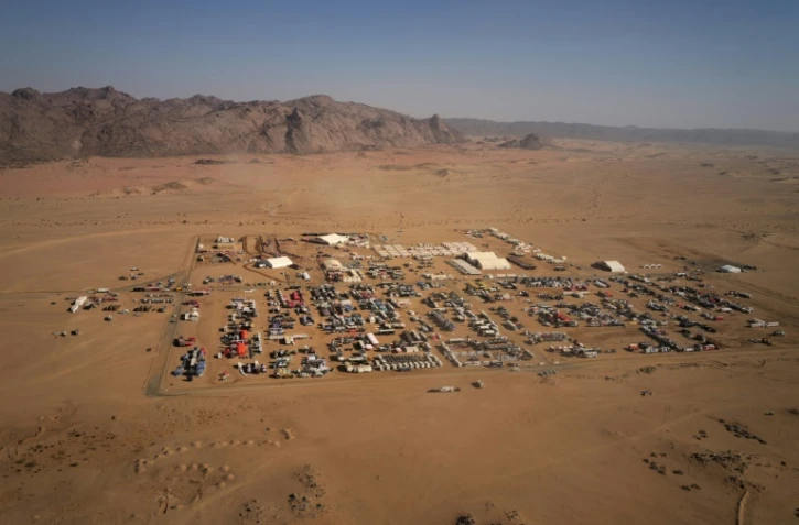 Une photo aérienne montre le bivouac lors de la première étape du Rallye Dakar 2025, à Bisha, en Arabie saoudite, le 4 janvier 2025