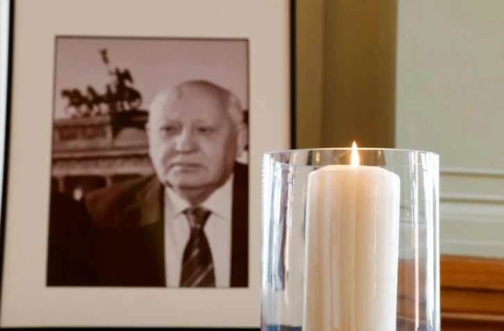 Un portrait de Mikhail Gorbatchev à l'hôtel de ville de Berlin le 1er septembre 2022