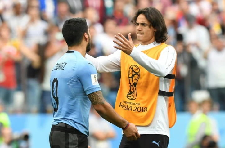 L'Uruguay Edinson Cavani réconforte Luis Suarez après la défaite en 8e de finale du Mondial le 6 juillet 2018