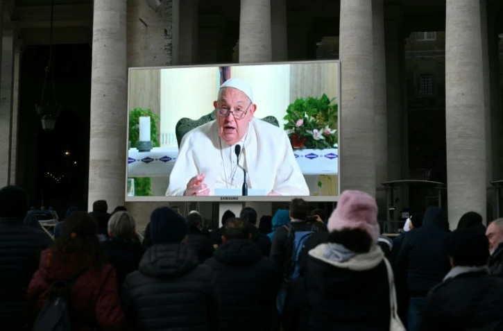 En raison d'un refroidissement, la prière de l'Angélus du pape François est retransmise en direct sur les écrans de la place Saint-Pierre au Vatican, le 22 décembre 2024 