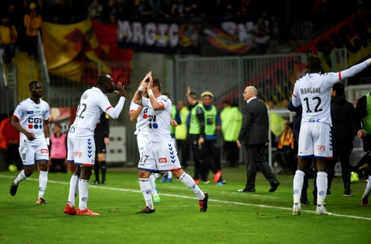 La joie des Strasbourgeois après l'égalisation signée Ernest Sekar (N.22) sur la pelouse de Lens, le 8 mai 2017