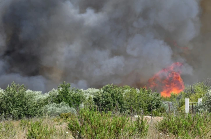 Le feu fait rage à Vauvert (Gard) dans le secteur où s'est écrasé un bombardier d'eau, le 2 août 2019