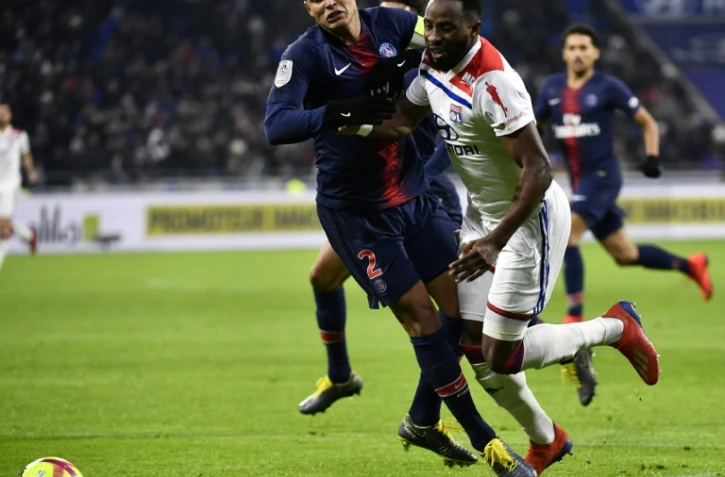 Le capitaine du PSG Thiago Silva concède un penalty pour une faute sur Moussa Dembélé sur le terrain de Lyon, le 3 février 2019