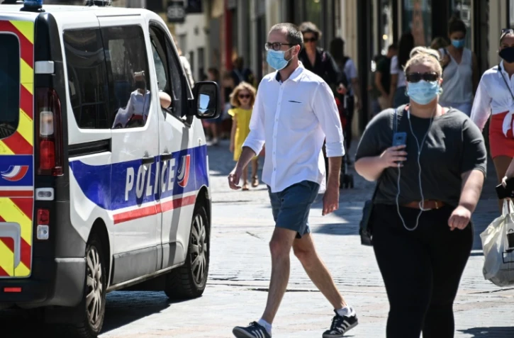 Des habitants masqués de la Métropole de Lille dans le nord de la France, le 30 juillet 2020
