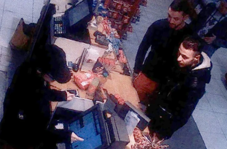 Capture d'une vidéo surveillance dans une station essence de Ressons, dans le nord de Paris montrant Salah Abdeslam (D) et Mohamed Abrini (C) le 13 novembre 2015