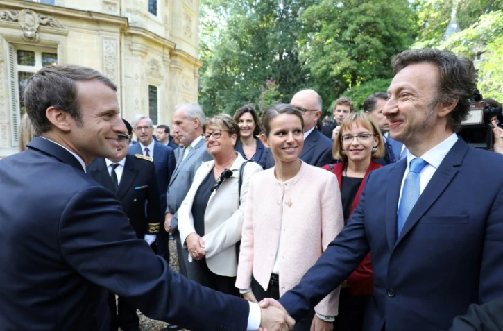 Poignée de mains entre le président français Emmanuel Macron (g) et l'animateur Stéphane Bern, le 16 septembre 2017 à Marly-le-Roi en région parisienne