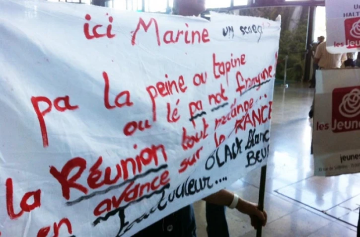 Mardi 7 février 2012 - Une cinquantaine de manifestants proteste contre la venue de Marine Le Pen à La Réunion