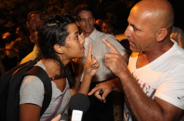 Saint-Leu - Mardi 7 février 2012 - Manifestation contre Marine Le Pen, présidente du Front national