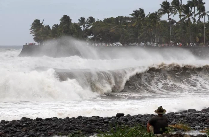 Dimanche 12 Février 2012

Cyclone Giovanna  houle dans le nord est de l'île