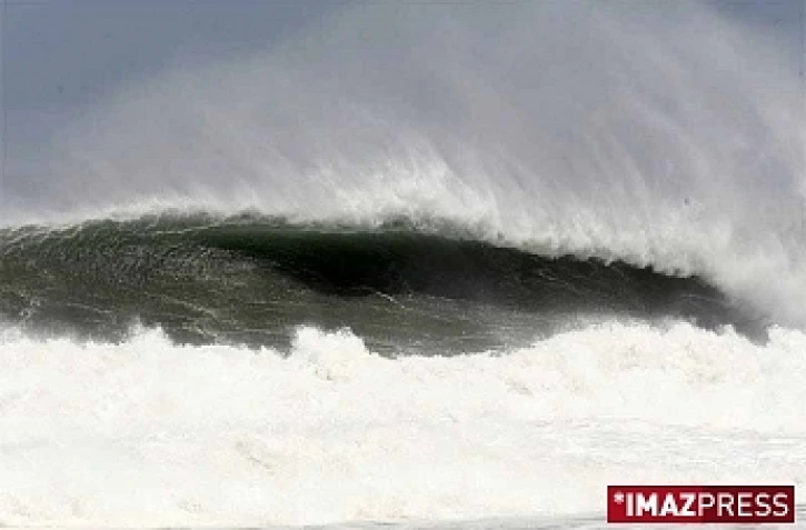 Un jeune homme emporté par la houle au Port