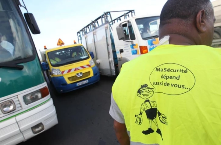 Mardi 14 Février 2012

 Embouteillages dans l'ouest suite au blocage de la circulation sur le rond  point de Savannah