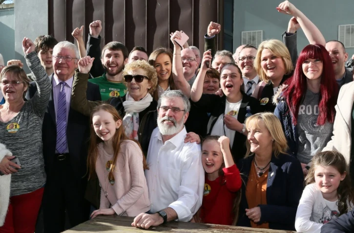 Gerry Adams (c), leader du Sinn Fein, au milieu de ses partisans, après sa réélection le 28 février 2016 aux élections législatives irlandaises