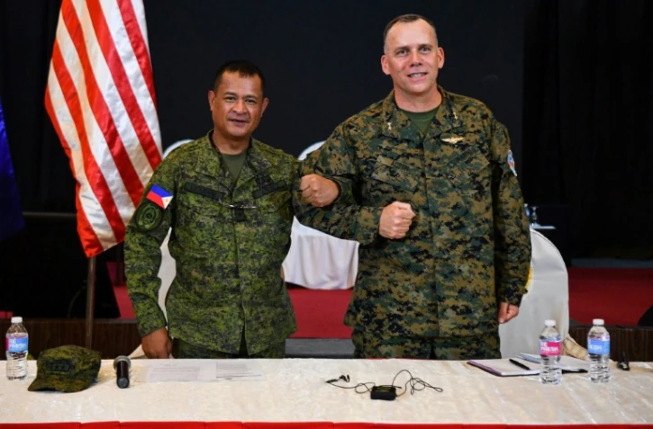 Les généraux de division philippin Marvin Licudine (à gauche) et américain Eric Austin, responsables des manoeuvres militaires conjointes "Balikatan", le 11 avril 2023 à Manille