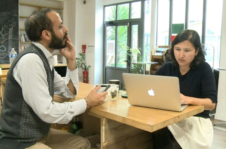 Roohollah Shahsavar (g), réfugié politique iranien et créateur du site leslettrespersanes.fr, le 7 mars 2017 dans les locaux de Singa, à Paris
