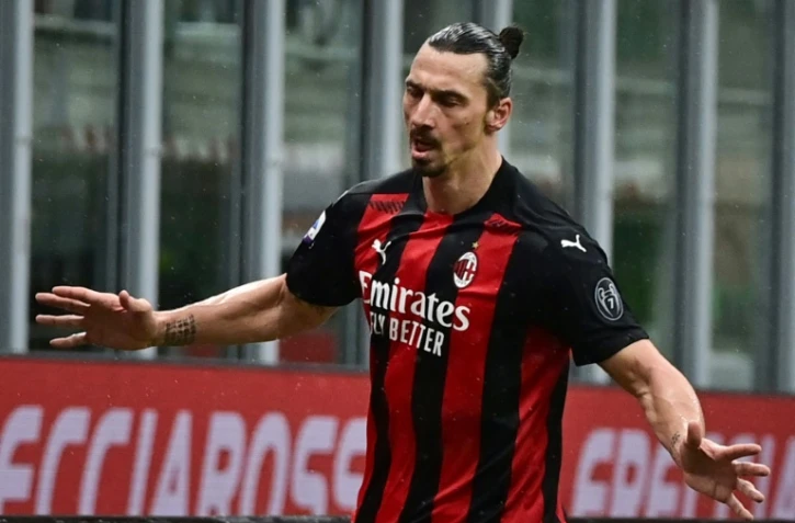 L'attaquant suédois de l'AC Milan Zlatan Ibrahimovic célèbre le 500e but de sa carrière en club inscrit contre Crotone en Serie A le 7 février 2021 à Milan