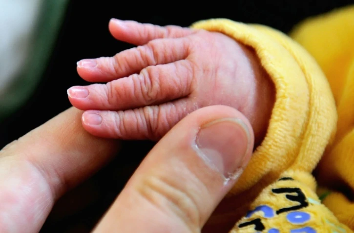 Un nouveau né tenu par sa mère après la naissance le 17 septembre 2013 à Lens, dans le nord de la France