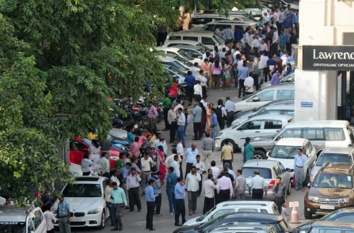 Des personnes attendent dans la rue, après des secousses sismiques ressenties à New Delhi, le 26 octobre 2015 en Inde 