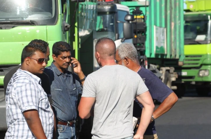 Lundi 20 Février 2012
Barrages des transporteurs au Port et Cambaie