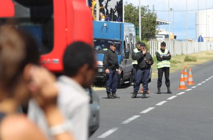 Lundi 20 février 2012 - Les transporteurs bloquent les abords de la SRPP au Port