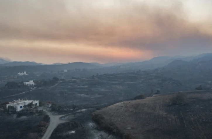 Vue aérienne d'une zone ravagée par le feu sur l'île de Rhodes, en Grèce, le 26 juillet 2023