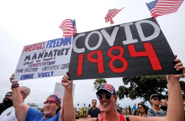 Des manifestants anti-vaccins contre le Covid-19 rassemblés à Santa Monica, en Californie, le 29 août 2021