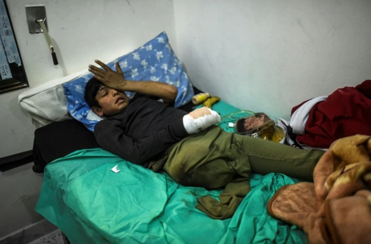 Un Syrien qui a perdu sa jambe est allongé à l'hôpital au poste frontière de Bab al-Hawa avec la Turquie du côté syrien, le 16 décembre 2016