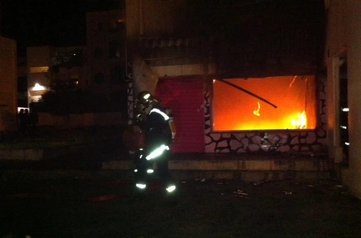 Jeudi 23 février 2012 - Le Port - Les émeutiers ont mis le feu à un salon de coiffure situé au rez des chaussée d'un immeuble d'habitations (Photo D.R.)