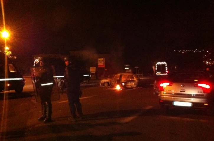 Jeudi 23 février 2012 - La Rivière des Galets (le Port) - Des manifestants ont incendié des voitures sur la chaussée