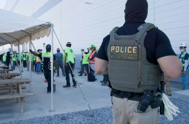 Photo diffusée par l'Immigration and Customs Enforcement (ICE) des États-Unis, le 5 septembre 2025, montrant un policier lors d'un mandat de perquisition fédéral dans une entreprise à Ellabell, en Géorgie, le 4 septembre 2025