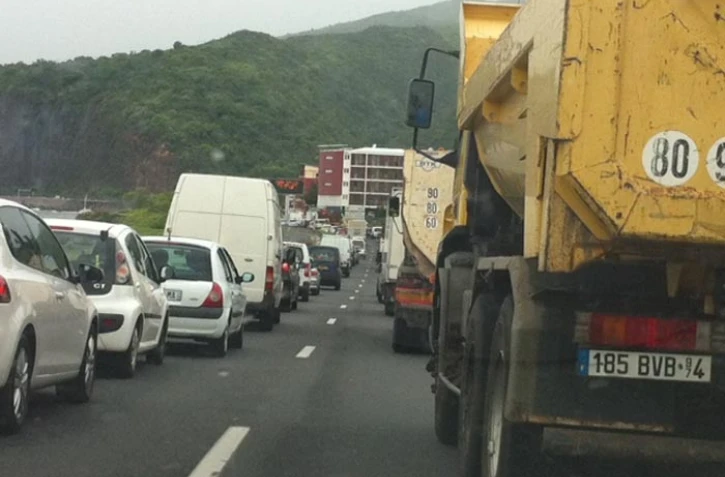 Mercredi 29 février 2012 - Embouteillage suite au basculement de la route du littoral