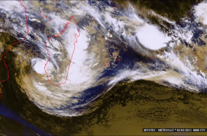 Vendredi 2 mars 2012 - Deux systèmes dépressionnaires sont présents dans le sud-ouest de l'Océan Indien (image satellite www.mtotec.com)
