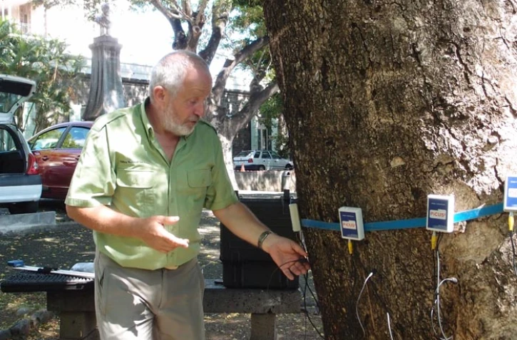 Jeudi 8 mars 2012 - Présentation du tomographe par Joël Roux, expert senior de l'ONF (photo Samia Omarjee)
