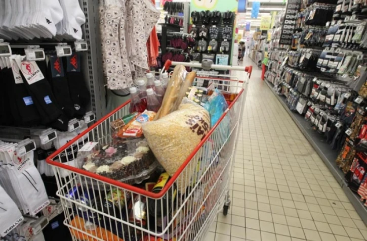 Jeudi 8 mars 2012 -  Jumbo Score de Savanna Saint-Paul - Actions contre la vie chère - Des chariots pleins à ras bord ont été abandonnés dans les rayons