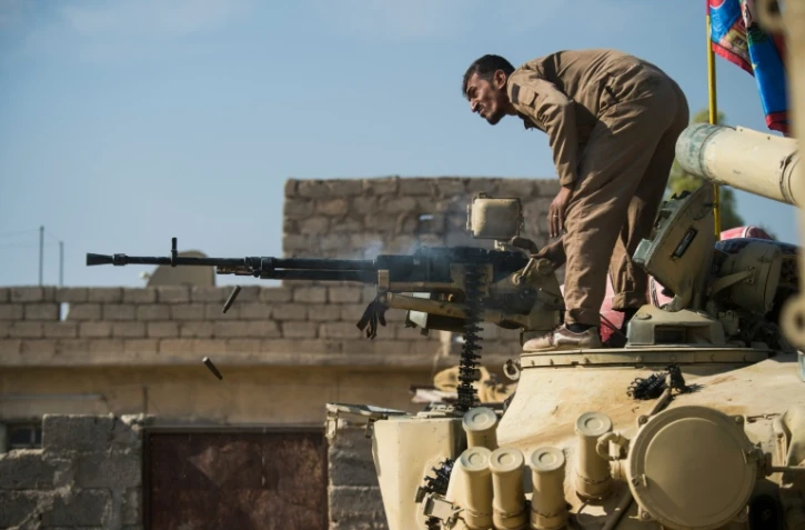 Un soldat des forces irakiennes tire sur un véhicule suspect approchant de leur position, le 6 novembre 2016 près de Mossoul