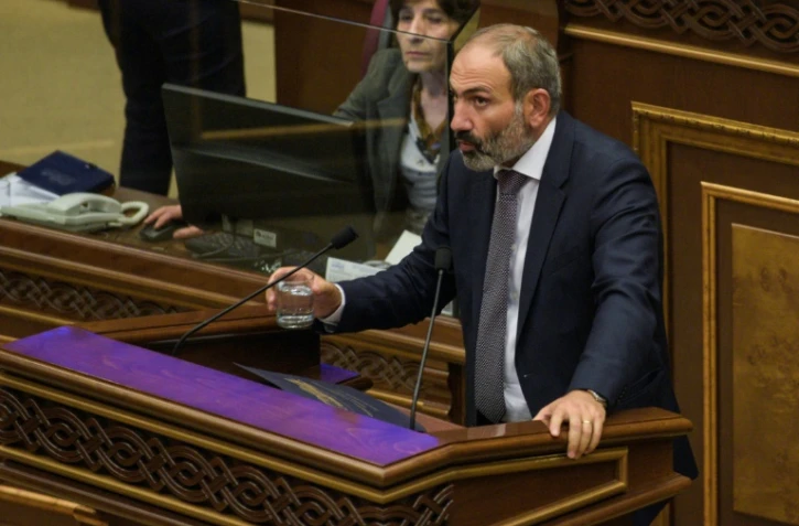 L'opposant arménien Nikol Panichian devant le Parlement arménien, le 8 mai 2018 à Erevan