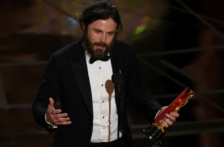 Casey Affleck avec l'Oscar du meilleur acteur dans "Manchester By The Sea" le 26 février 2017 à  Hollywood en Californie 